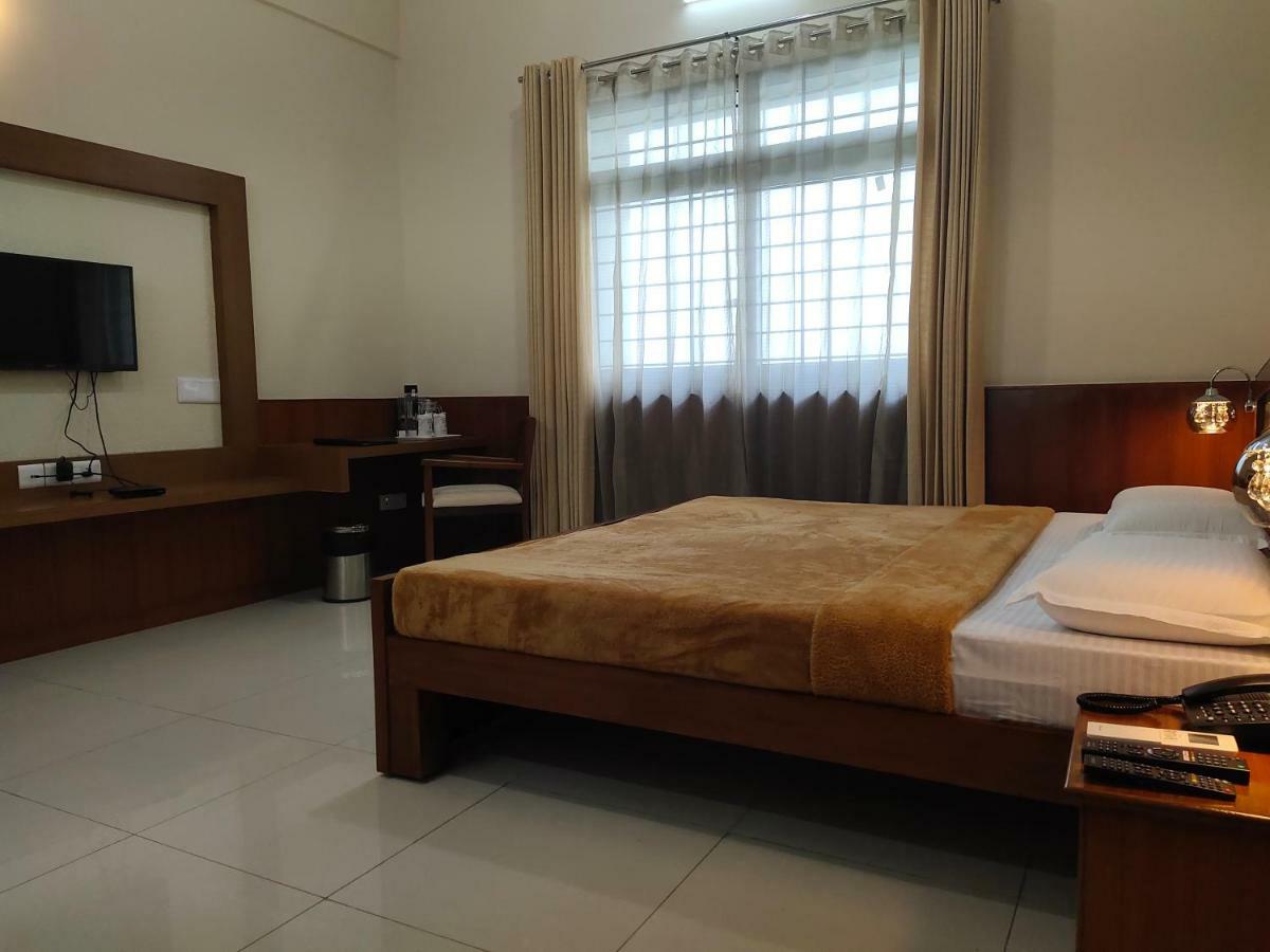 Kstdc Kumarakrupa Hotel Bangalore Luaran gambar